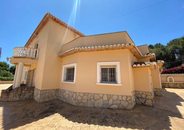 LONG TERM RENTAL Beautiful villa with sea views for rent in Benissa coast with 5 bedrooms.