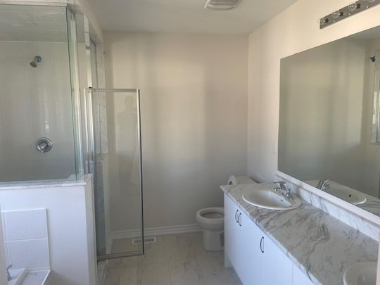 For Lease - 16 Tamworth Terrace, Barrie, Ontario - Photo 1