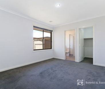 SPACIOUS TOWNHOUSE - Photo 2