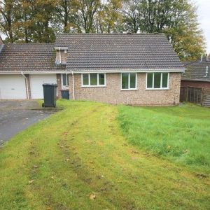 3 bedroom Bungalow To Rent - Photo 1