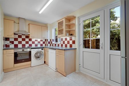 End of Terrace House To Let - Photo 3