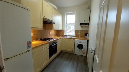 2 bedroom flat to rent - Photo 2