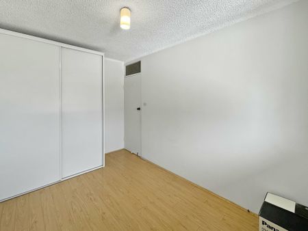 Top Floor 2 Bedroom Apartment ! - Photo 3