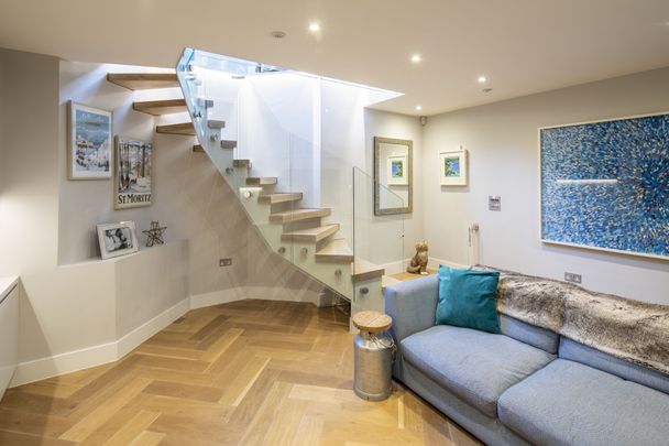 Luxurious Three-bedroom Character Property TO LET In Battersea - Photo 1