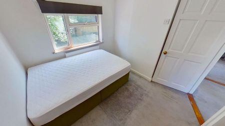 4 bedroom semi-detached house to rent - Photo 5