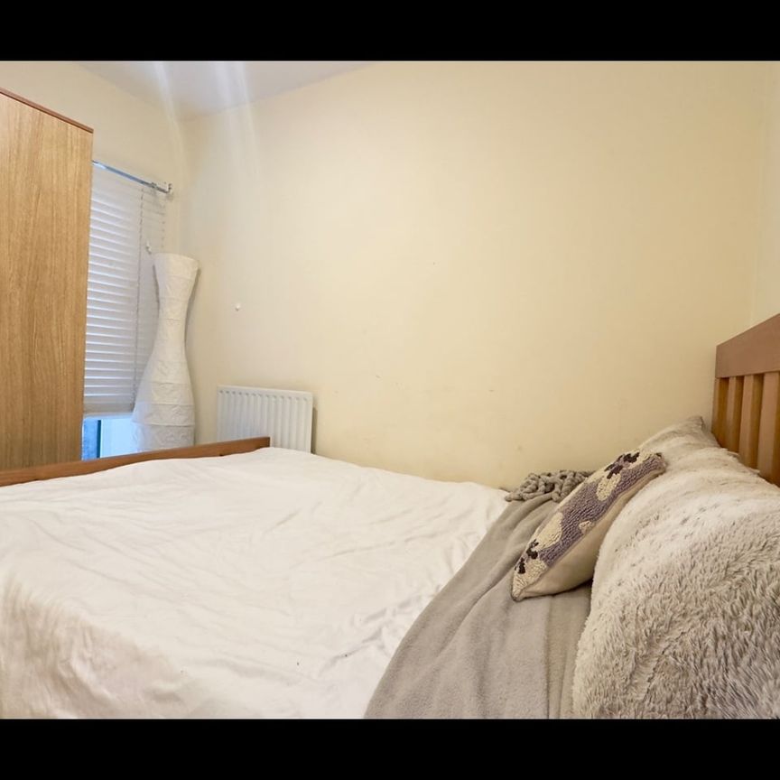 2 Bed Flat, Warren House, W14 - Photo 1