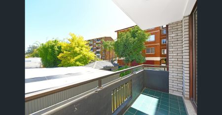 Bright & Spacious Two-Bedroom Apartment with Lock-Up Garage - Photo 5