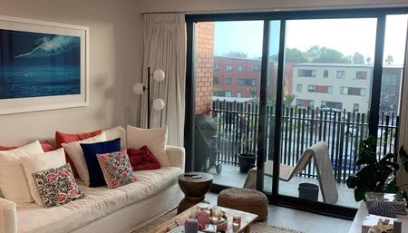 Modern 2 Bedroom Apartment with Carpark! - Photo 3