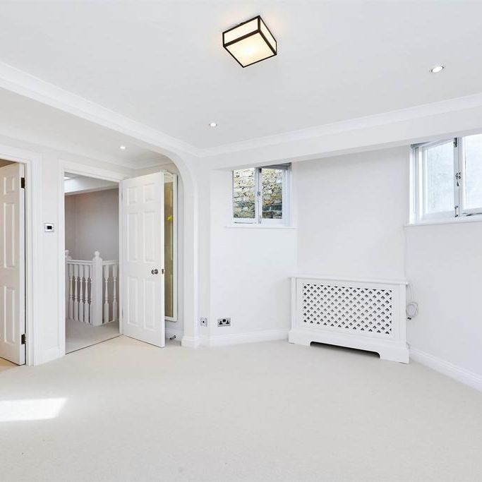 3 bedroom mews to rent - Photo 1