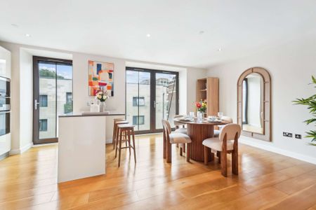 Beautiful duplex apartment, 2 bedrooms 2 bathrooms, newly redecorated and presented in excellent condition throughout. Enviable location in central Westminster. - Photo 5