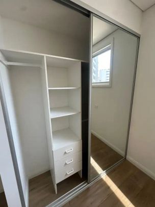 “1 bedroom modern unit.” - Photo 1