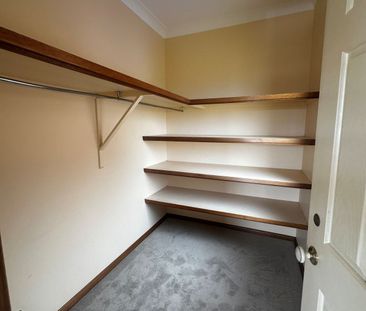 HUGE Family Home. - Photo 2