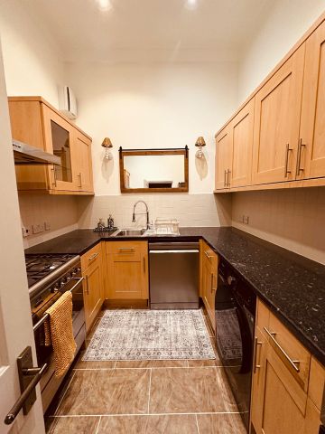 2 Bed Flat, Ennerdale Lodge, TW9 - Photo 3