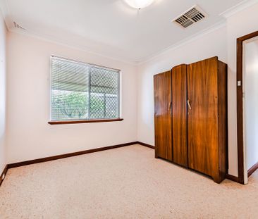 Family home on a large block - Photo 2
