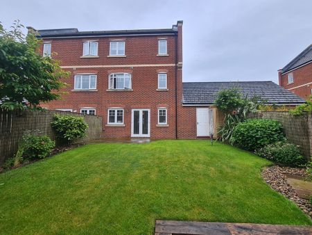 4 Bedroom Semi-Detached House - Photo 3