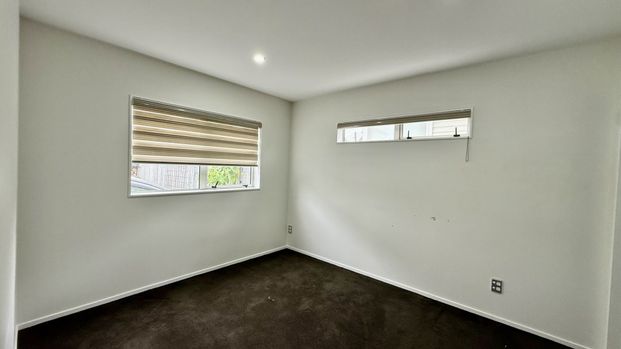 Modern 4-Bedroom, 3-Bathroom Townhouse in Mangere - Photo 1