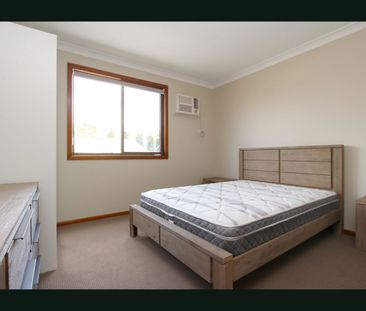 Charming 2 Bedroom Semi! - Photo 3