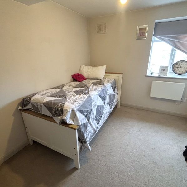 Queens Road, Weybridge - 2 bedrooms Property for lettings - Seymours - Photo 1