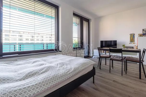 Pronájem bytu 1+kk s prostorným balkonem v novostavbě projektu Byty na Vackově. - Photo 1