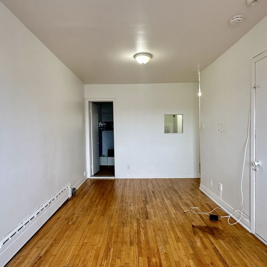 NDG : Studio lumineux et rénové de 300 pc, offert en location semi-meublé ! - Photo 1