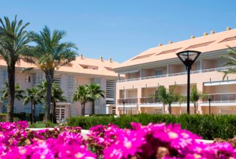 For long-term rent: apartment in Javea, Golden Garden urbanization, with 2 bedrooms and a pool.