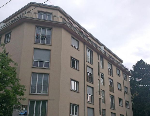 Appartement de 2 pièces au 4ème étage qui se compose comme suit: Hall d'entrée, séjour, cuisine agencée, une chambre à coucher et une salle de bain/WC. Une cave à bien plaire complète le bien. L'immeuble bénéficie d'aide et les candidats retenus devront - Photo 1
