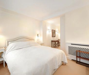 1 bedroom flat in Chelsea Manor Gardens - Photo 2