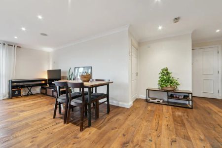 2 bedroom flat in Corney Reach Way - Photo 3