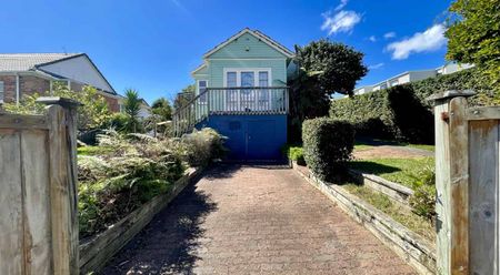 Bright & Beautiful Three Bedroom Home - Photo 4