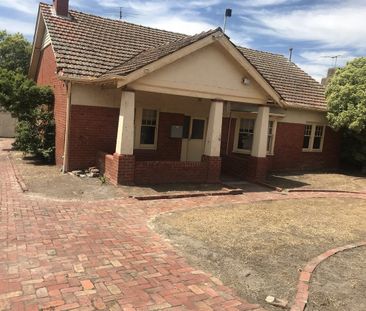 5BR large house near Train in Malvernn Rd Glen Iris Available now ! - Photo 1