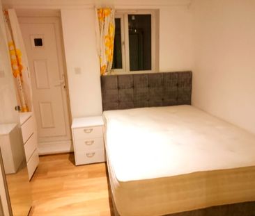 1 Bed Flat, Lower Strand, NW9 - Photo 2