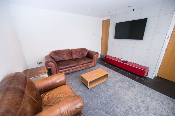 Harold Walk, Hyde Park, Leeds - Photo 1