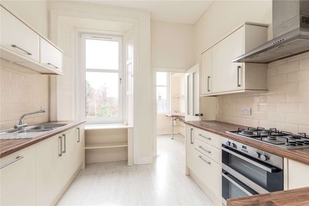 A spacious and bright three bedroom second floor flat in Morningside, available on an unfurnished basis. - Photo 2