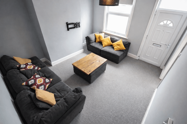 4 bedroom terraced house to rent - Photo 1