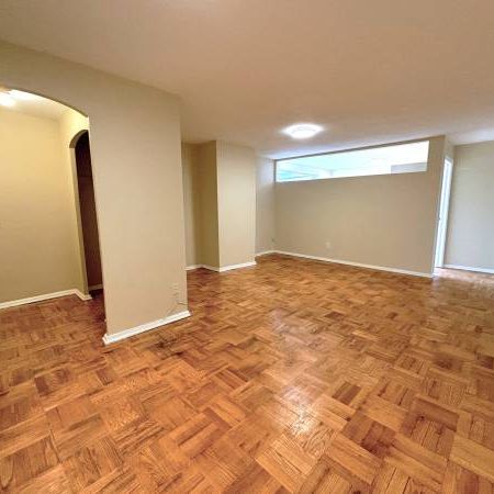 2696 LAKE SHORE BLVD. W. 13 - BRIGHT 2BR/1BATH, LAUNDRY, STEPS TO TTC - Photo 1