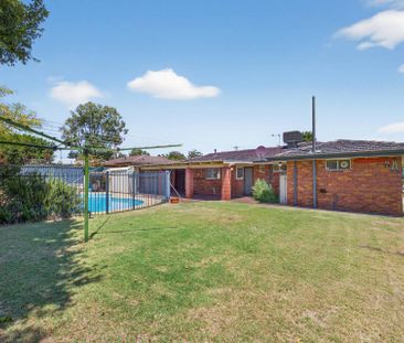 Family Living with Pool - Photo 2