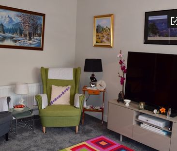 Room to rent in 4-bedroom house in Balgriffin, Dublin - Photo 4