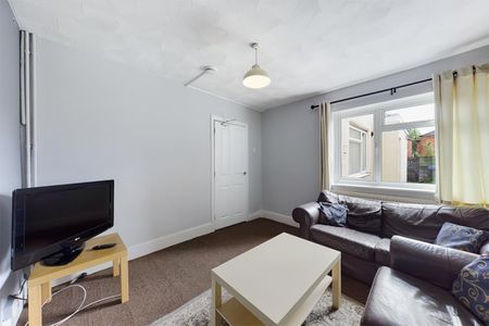 4 bedroom House To Let - Photo 2