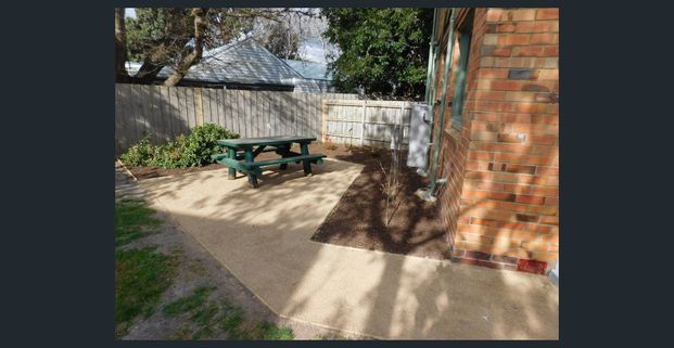 2 Bedroom GROUND LEVEL Apartment with large COURTYARD - Photo 1