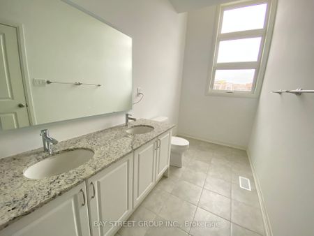 Townhouse For Lease | N8077076 - Photo 3