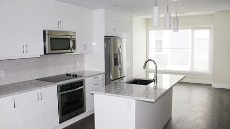 2 Br Modern Townhouse For Rent In Brentwood W/ Undgr. Parking. - Photo 4