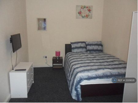 1 bedroom in a house share to rent - Photo 3