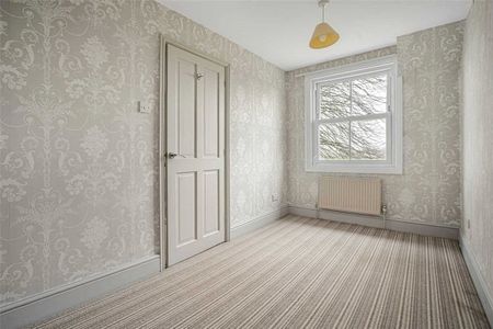 A detached four bedroom family home with outbuildings and off-street parking in Great Missenden. - Photo 4