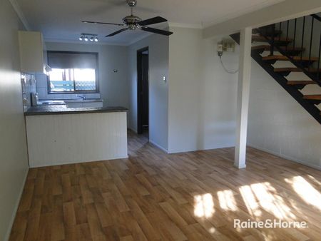 2/196 AUCKLAND STREET, South Gladstone, QLD 4680 - Photo 4