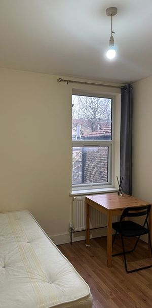Room in a Shared House, Ruckholt Road, E10 - Photo 1