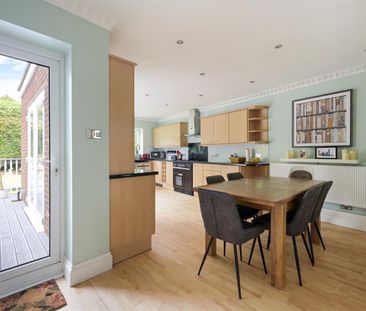 To Let 3 Bed House - Detached - Photo 5