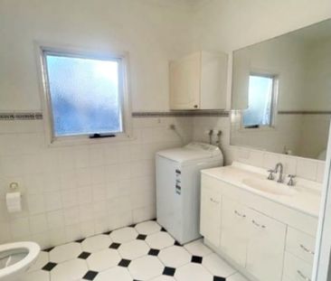 CONVENIENT LIVING IN A PRIME GLEN WAVERLEY LOCATION- WATER BILLS IN... - Photo 5