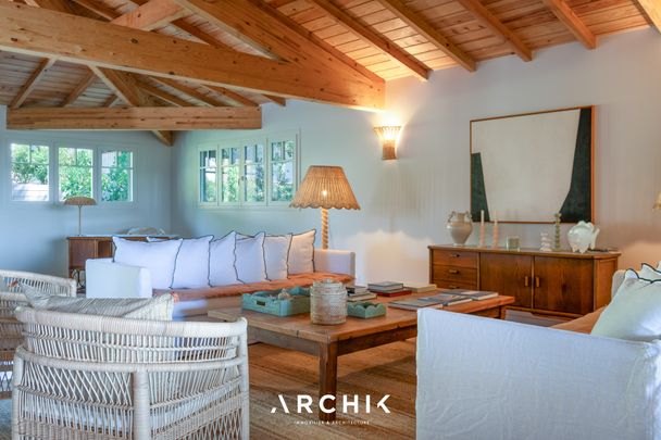 Architecture balnéaire inspirée du style néo-colonial, cette maison d'environ 250 m2 occupe un beau terrain de 1 300 m2, offrant une vue exceptionnelle sur le Bassin. - Photo 1