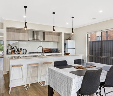 MODERN & SPACIOUS FAMILY HOME - Photo 5