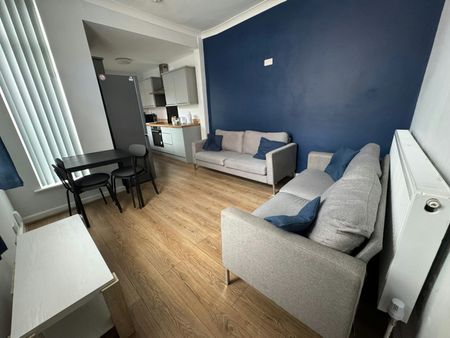 Terraced House to rent on - Photo 4